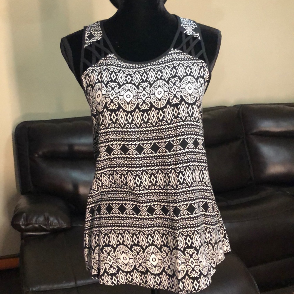 iZ BYER Size L Black and White Print Top